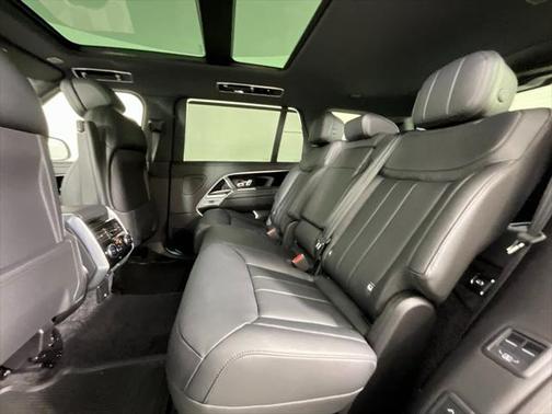 2025 Land Rover Range Rover P400 SE 7 Seat