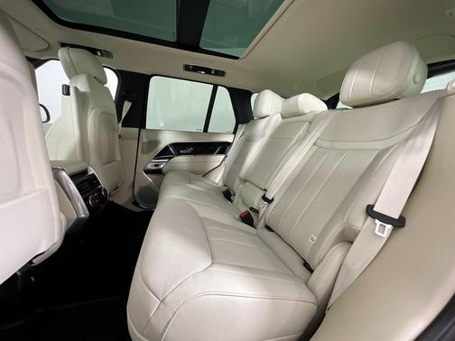 2025 Land Rover Range Rover P550e SE