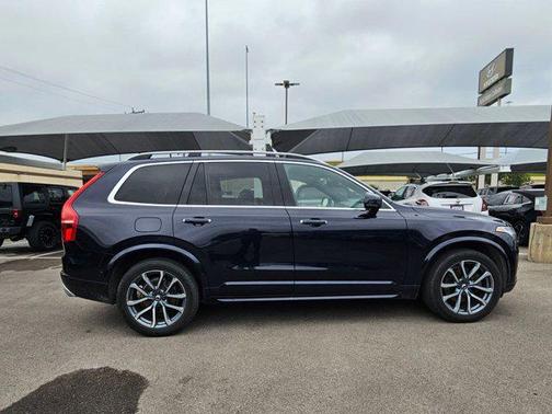 2017 Volvo XC90 T6 Momentum