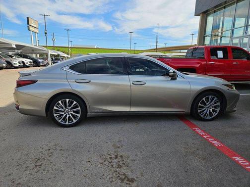 2020 Lexus ES 300h Base