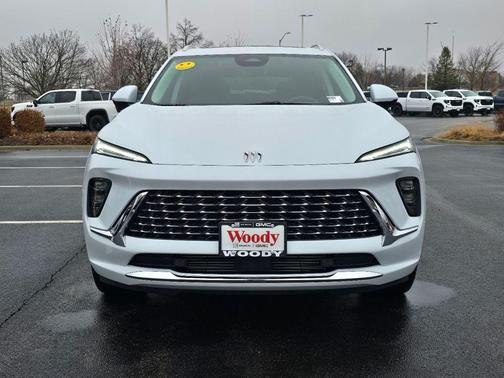 Iridescent White Tricoat 2026 Buick Envision Avenir