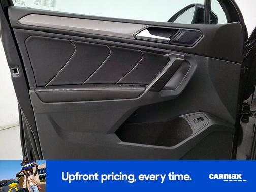 Black 2024 Volkswagen Tiguan SE