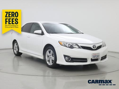 White 2014 Toyota Camry SE