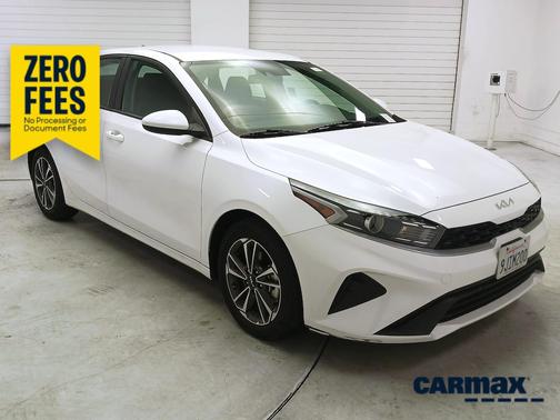 White 2023 Kia Forte LXS