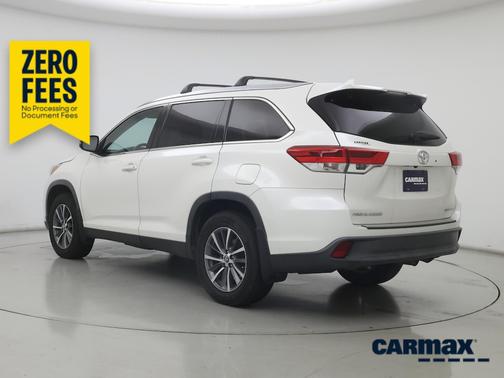 White 2019 Toyota Highlander XLE
