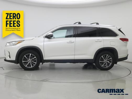 White 2019 Toyota Highlander XLE
