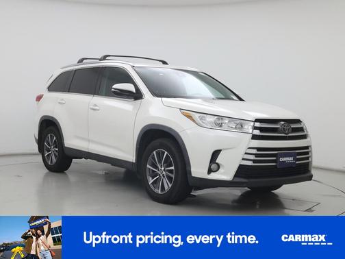 White 2019 Toyota Highlander XLE