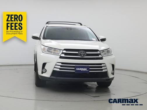 White 2019 Toyota Highlander XLE