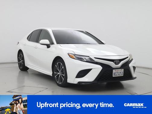 White 2018 Toyota Camry SE