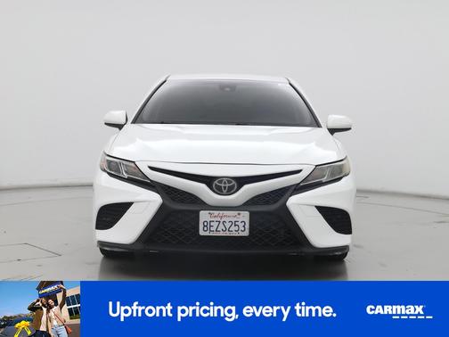 White 2018 Toyota Camry SE