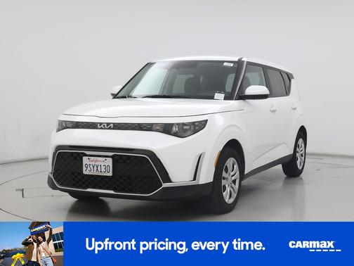 White 2025 Kia Soul LX