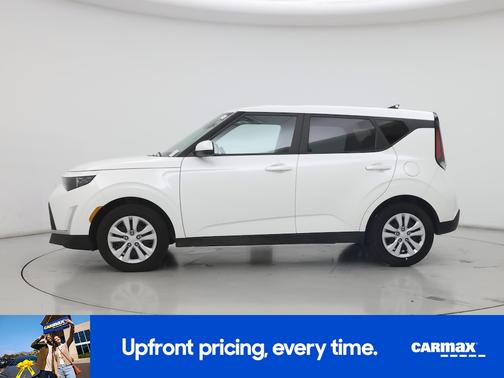 White 2025 Kia Soul LX