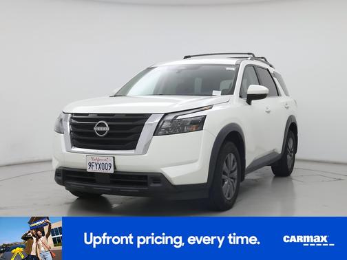 White 2023 Nissan Pathfinder SV