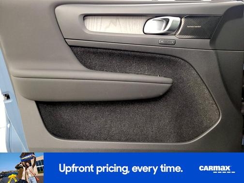 2023 Volvo XC40 B5 Ultimate Dark Theme