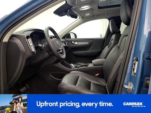 2023 Volvo XC40 B5 Ultimate Dark Theme