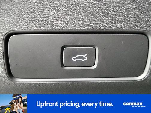 2023 Volvo XC40 B5 Ultimate Dark Theme