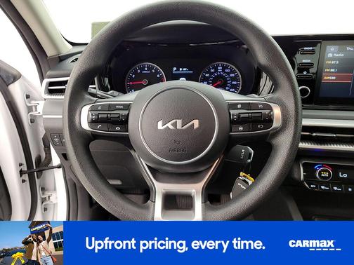 White 2022 Kia K5 LX