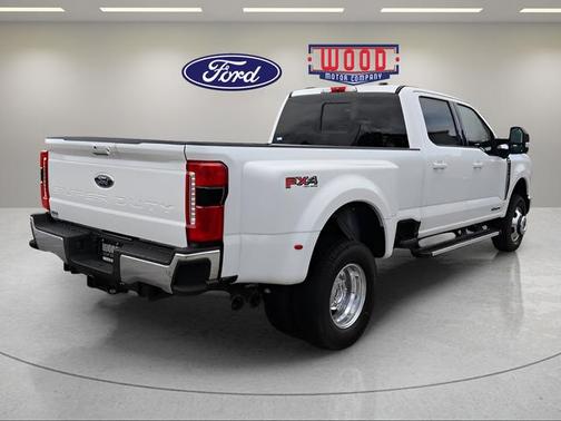 Star White 2026 Ford F-350 Lariat Super Duty