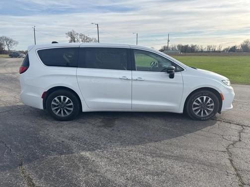 2024 Chrysler Pacifica Hybrid Select