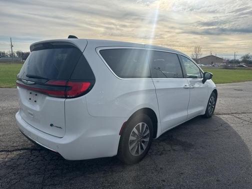 2024 Chrysler Pacifica Hybrid Select