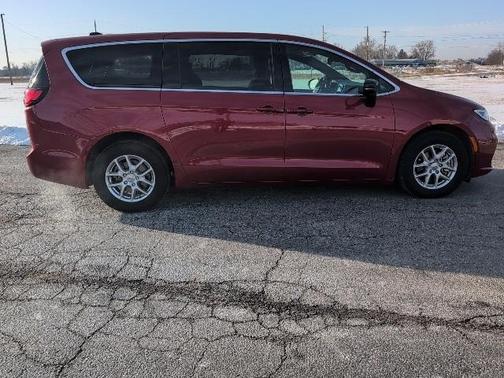 2025 Chrysler Pacifica Select