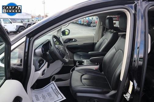 2024 Chrysler Pacifica Hybrid Select