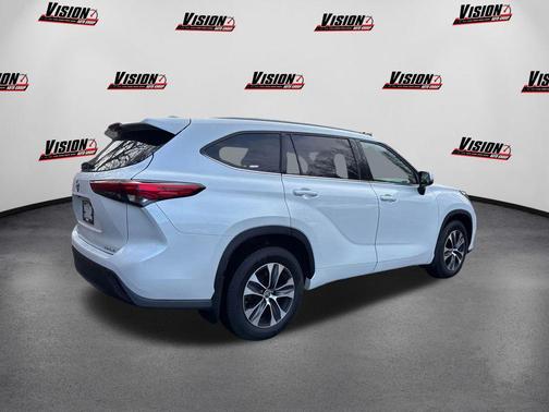 Wind Chill Pearl 2022 Toyota Highlander XLE