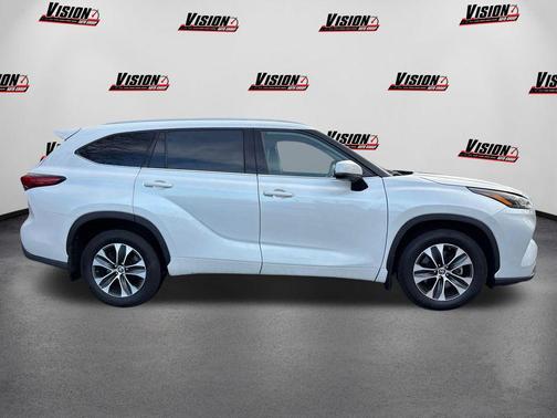 Wind Chill Pearl 2022 Toyota Highlander XLE