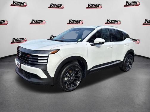 Aspen White Tricoat 2025 Nissan Kicks SR