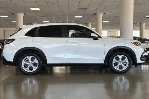 Platinum White Pearl 2023 Honda HR-V LX