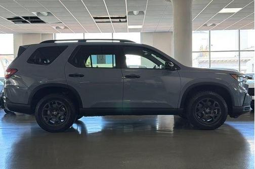 Sonic Gray Pearl 2025 Honda Pilot TrailSport