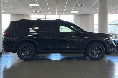 Crystal Black Pearl 2025 Honda Pilot Black Edition