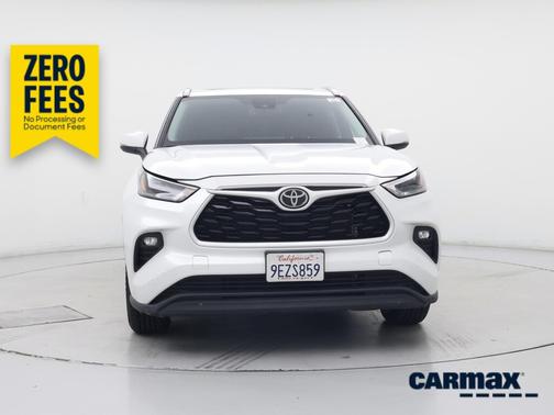 White 2023 Toyota Highlander XLE