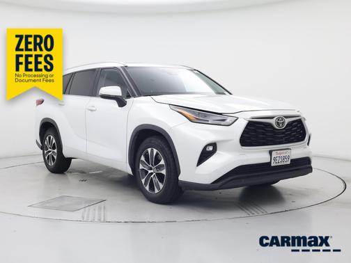White 2023 Toyota Highlander XLE