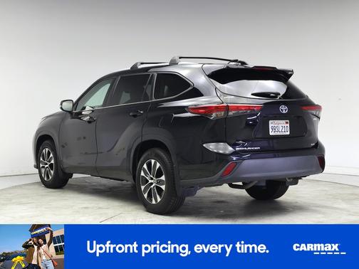 Black 2022 Toyota Highlander Hybrid XLE
