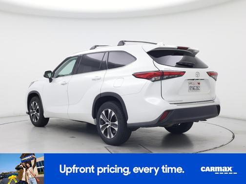 White 2022 Toyota Highlander XLE
