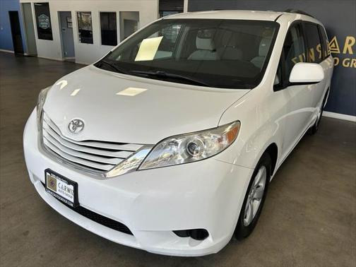 2017 Toyota Sienna LE