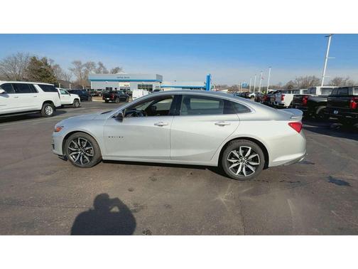 Silver Ice Metallic 2022 Chevrolet Malibu FWD RS
