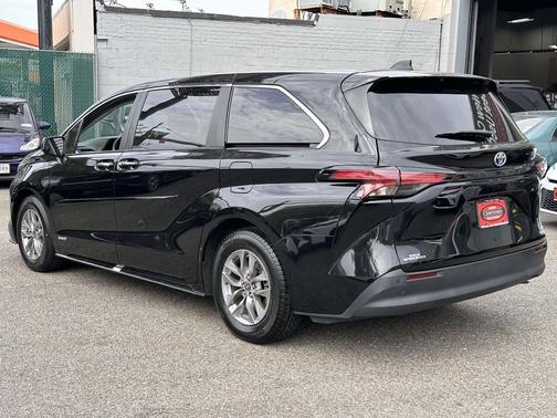2021 Toyota Sienna XLE 8 Passenger