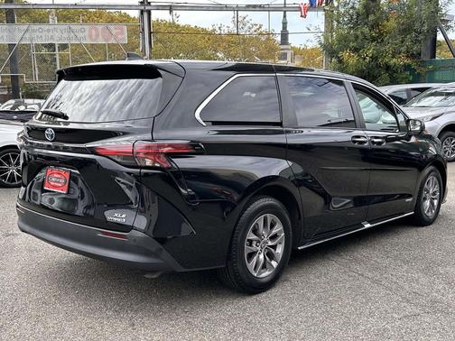 2021 Toyota Sienna XLE 8 Passenger