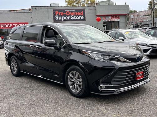 2021 Toyota Sienna XLE 8 Passenger