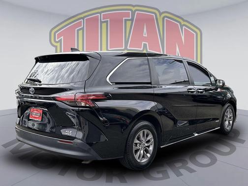 2021 Toyota Sienna XLE 8 Passenger