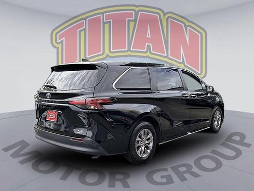 2021 Toyota Sienna XLE 8 Passenger