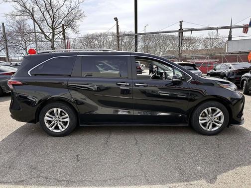 2023 Toyota Sienna Limited