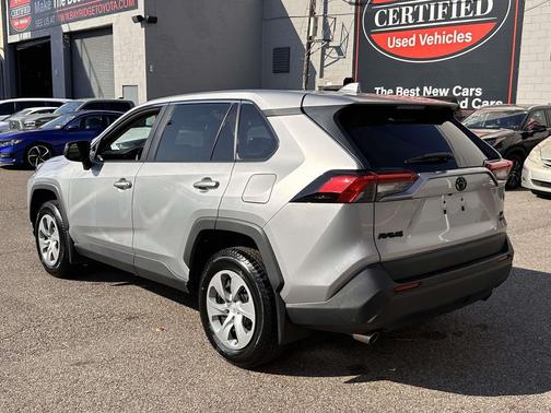 2022 Toyota RAV4 LE