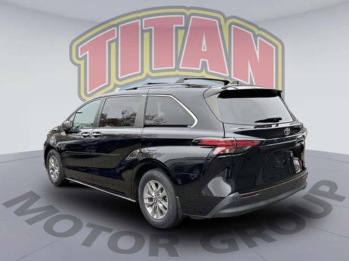 2022 Toyota Sienna XLE