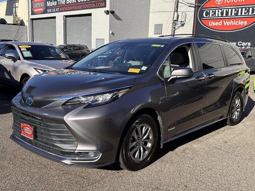 2021 Toyota Sienna XLE 8 Passenger