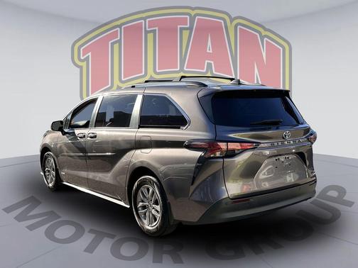2021 Toyota Sienna XLE 8 Passenger