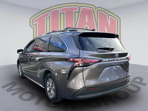 2021 Toyota Sienna XLE 8 Passenger