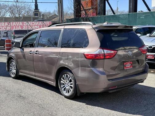 2018 Toyota Sienna XLE